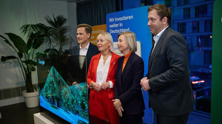 Digitalministerin Sinemus mit weiteren Personen von Google.