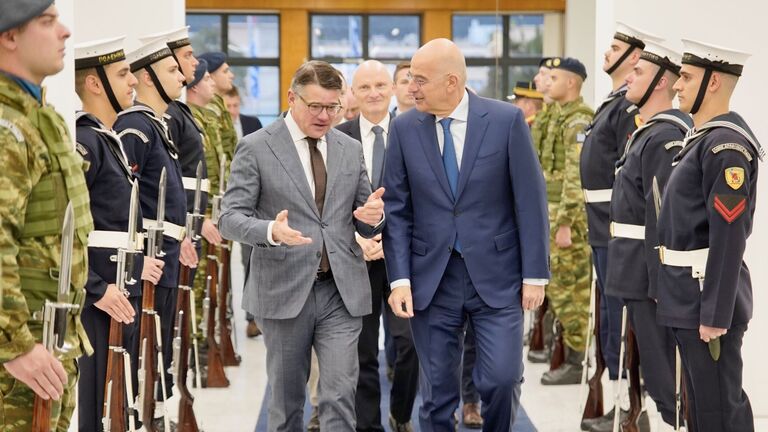 Ministerpräsident Boris Rhein und der griechische Verteidigungsminister Nikos Dendias im Gespräch