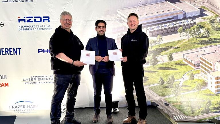 Wirtschaftsminister Kaweh Mansoori (Mitte) mit den beiden Gründern von Focused Energy, Prof. Dr. Markus Roth und Thomas Forner (v. l.)