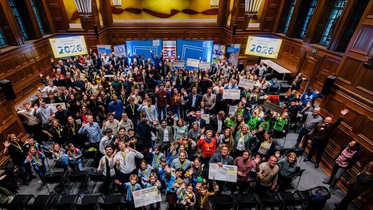 Verkehrsminister Kaweh Mansoori hat die Schülerinnen und Schüler der Siegerschulen des Wettbewerbs „Schulradeln“ in Hessen ausgezeichnet. Mehr als 29.000 Schülerinnen und Schüler an 421 Schulen haben in diesem Jahr mit rund 3,2 Millionen geradelten Kilometern einen neuen Rekord aufgestellt.