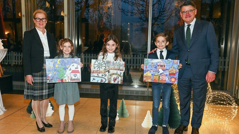 Mehr als 1.500 Kinder haben am diesjährigen Malwettbewerb des Hessischen Ministerpräsidenten teilgenommen. Ministerpräsident Boris Rhein und seine Frau Tanja Raab-Rhein haben die drei schönsten Motive prämiert. Die Bilder von Julia, Mia und Rafael (v.l.n.r.) zieren nun seine Weihnachtskarten.