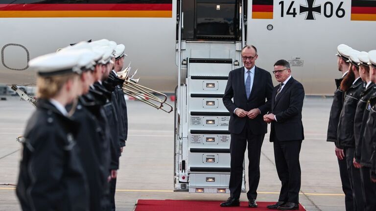 Ministerpräsident Boris Rhein begrüßte Bundeskanzler Friedrich Merz auf dem Rollfeld des Frankfurter Flughafens.