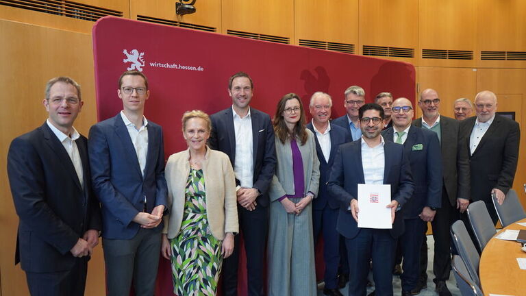 Bauminister Kaweh Mansoori (6. v. r.) bei der Übergabe der Eckpunkte durch die Kommission „Innovation im Bau“