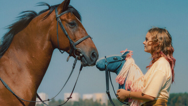 Die Jurys der Hessen Film & Medien haben über die Förderung neuer Filmprojekte in Höhe von 2,6 Millionen Euro entschieden. Unterstützt werden unter anderem Produktionsvorbereitung, Produktion und Verleih. Das Bild zeigt eine Szene aus dem geförderten Spielfilm „Pferd am Stiel“.
