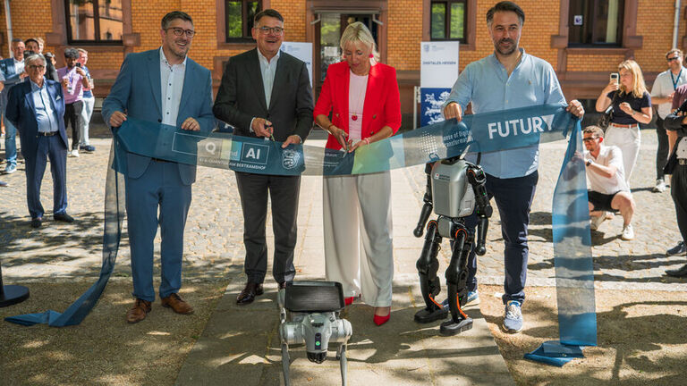 v.l.n.r.: Robin Schmidt (Geschäftsführer des House of Digital Transformation), Ministerpräsident Boris Rhein, Digitalministerin Prof. Dr. Kristina Sinemus und Charlie Müller (Geschäftsführer der Futury GmbH)