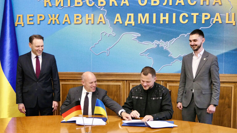 v.l.n.r.: Maximilian Rasch (Geschäftsträger der Deutschen Botschaft Kiew), Hessens Europaminister Manfred Pentz, Mykola Kalashnyk (Gouverneur der Oblast Kiew) und Mykyta Geraschtschenko (Oblast Kiew)