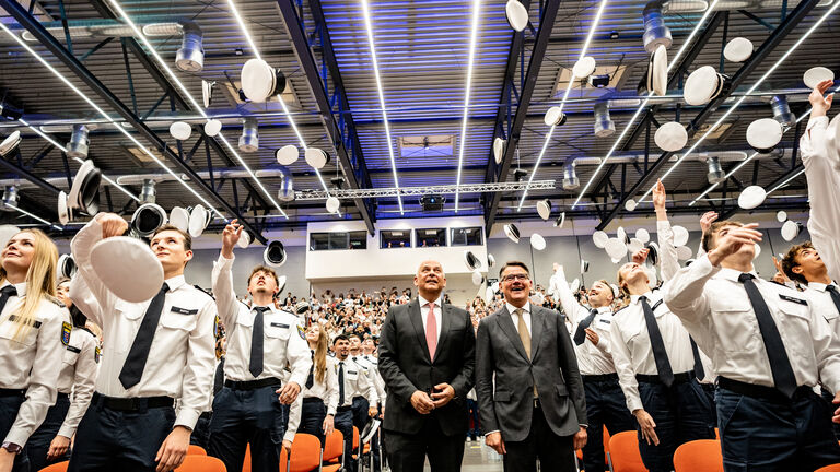 Der obligatorische Mützenwurf unter den Augen von Innenminister Roman Poseck und Ministerpräsident Boris Rhein.