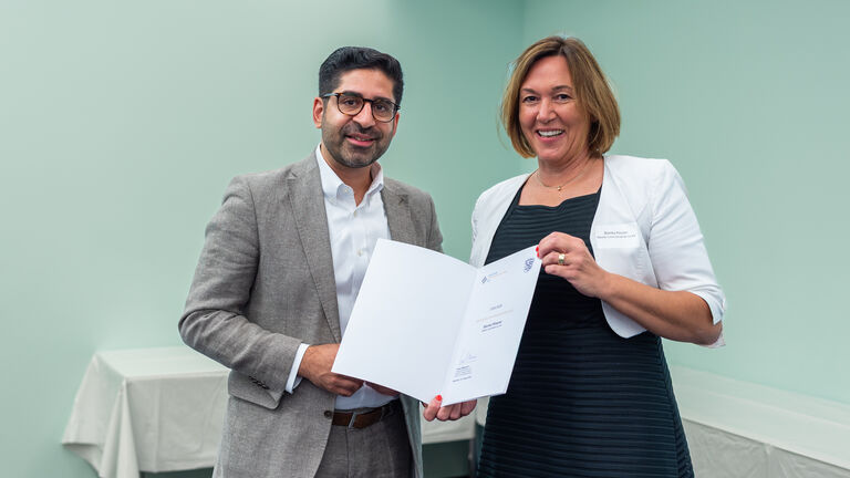 Wirtschaftsminister Kaweh Mansoori mit Bianka Rössler, Unternehmerin des Jahres 2026.