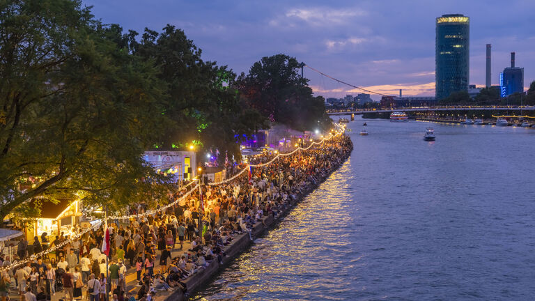 Das Museumsuferfest in Frankfurt am Main ist sicher und friedlich verlaufen. Rund 150 Polizisten haben für mehr als eine Millionen Besucher für Sicherheit gesorgt. In der Einsatzzentrale am Untermainkai haben Polizei, Feuerwehr, Rettungsdienst, DLRG und Ordnungsbehörden Hand in Hand gearbeitet. 