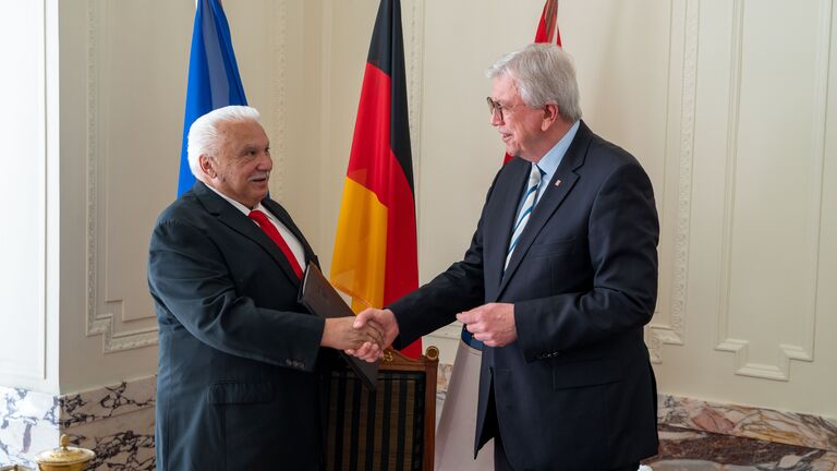 Ministerpräsident Volker Bouffier (r.) und Adam Strauß (l.), Vorsitzender des Verbands Deutscher Sinti und Roma - Landesverband Hessen, haben den gemeinsamen Staatsvertrag neu unterzeichnet und damit um weitere zehn Jahre verlängert.