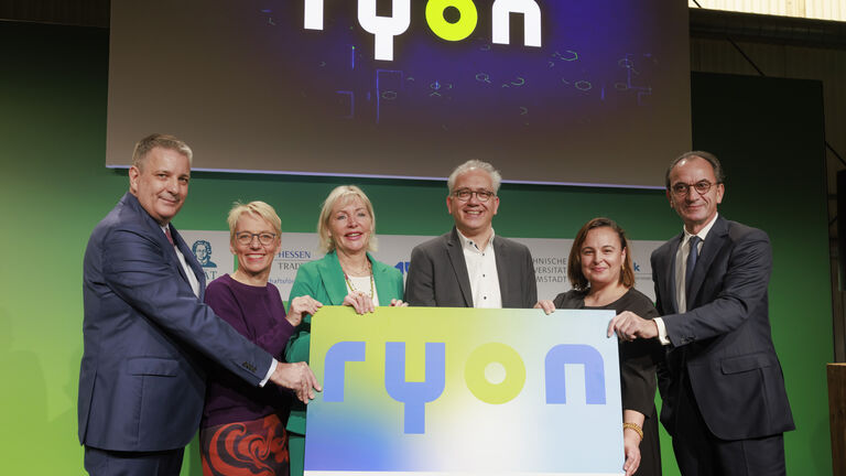 Gruppenfoto zur Eröffnung des GreenTech Accelerator ryon in Gernsheim