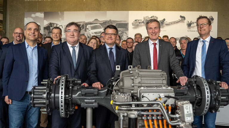 Der Regierungschef hat das Mercedes-Benz-Werk der Daimler Truck AG in Kassel besucht.