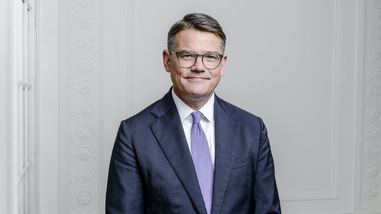Porträtaufnahme von Ministerpräsident Boris Rhein