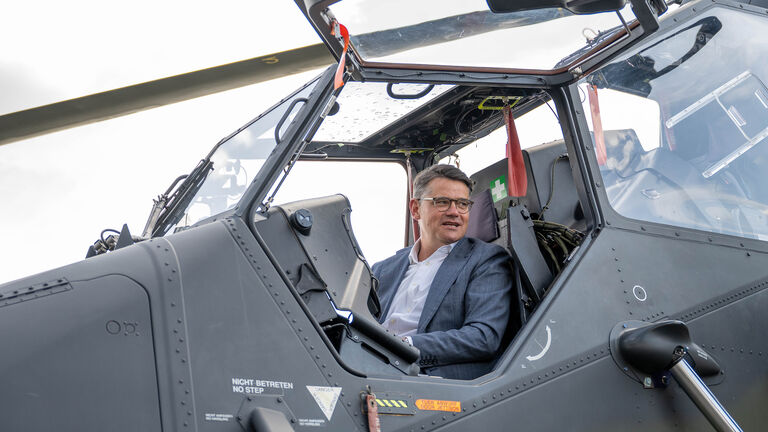 Ministerpräsident Boris Rhein sitzt in einem Kampfhubschrauber