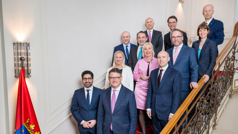 Offizielles Portraitfoto des neuen hessischen Kabinetts