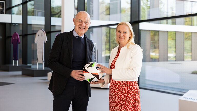 Sportministerin Diana Stolz (r.) und der Präsident des Deutschen Fußball-Bundes (DFB), Bernd Neuendorf (l.), freuen sich auf eine bunte und hoffentlich friedliche UEFA EURO 2024 in Hessen und Deutschland. 