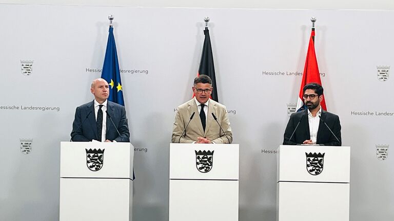 Manfred Pentz, Boris Rhein und Kaweh Mansoori stehen hinter jeweils einem Rednerpult.