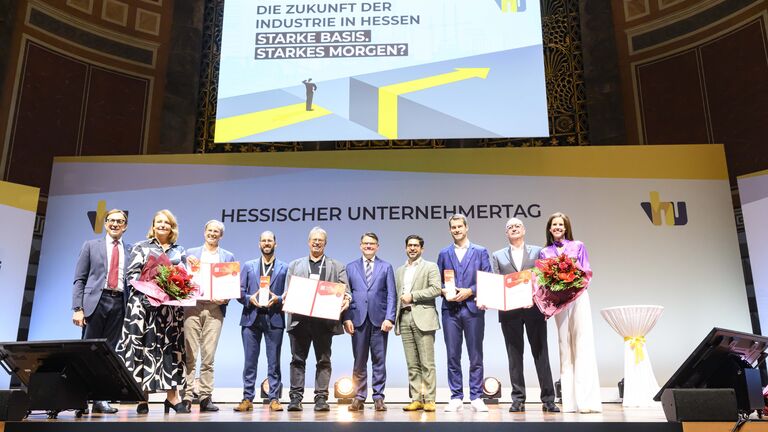 Mehrere Personen stehen auf einer Bühne 