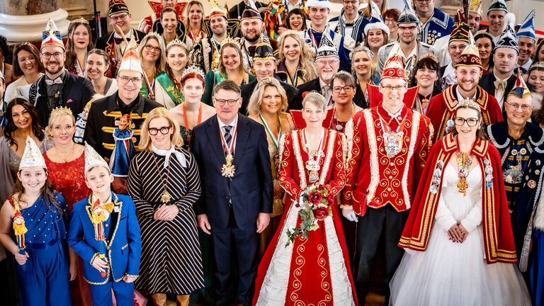 Ministerpräsident Boris Rhein und seine Frau Tanja Raab-Rhein haben im Schloss Biebrich Fastnachter aus ganz Hessen empfangen.