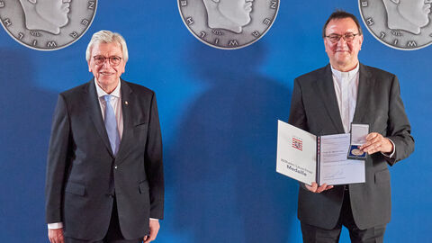 Ministerpräsident Bouffier ehrt Prof. Dr. Martin Hein.