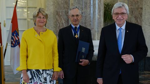 Bekam von Ministerpräsident Volker Bouffier den Hessischen Verdienstorden verliehen: Michael Freiherr von der Tann aus Tann (Rhön) gemeinsam mit Ehefrau Christiane.