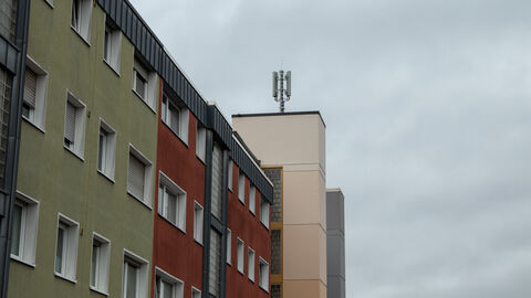 Häuser mit Mobilfunkantenne auf dem Dach