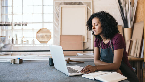 Eine Frau arbeitet an ihrem Laptop Eine Frau arbeitet an ihrem Laptop