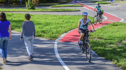 Radfahrer und Fußgänger auf einem Fuß- und Radweg