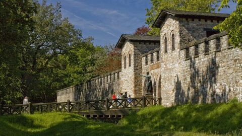 Römerkastell Saalburg am Weltkulturerbe Limes Auf dem Bild ist das Römerkastell Saalburg am Weltkulturerbe Limes schon schräg vorn an einem Sommertag aufgenommen.