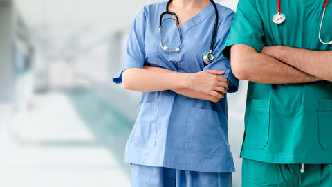Krankenschwester und Arzt nebeneinander im Krankenhausflur Krankenschwester und Arzt nebeneinander im Krankenhausflur