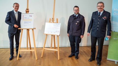 Staatsminister Axel Wintermeyer ehrt Tobias Schork und Norbert Kohl Staatsminister Axel Wintermeyer ehrt Tobias Schork und Norbert Kohl