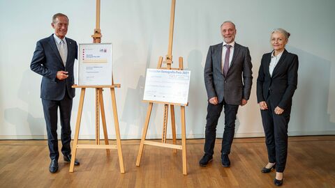 Staatsminister Axel Wintermeyer (links) ehrt Sabine Jost-Schmitt und Dr. Stefan Tron vom Projekt „Honigbienen, Wildbienen und Blühstreifen“. Staatsminister Axel Wintermeyer (links) ehrt Sabine Jost-Schmitt und Dr. Stefan Tron vom Projekt „Honigbienen, Wildbienen und Blühstreifen“.