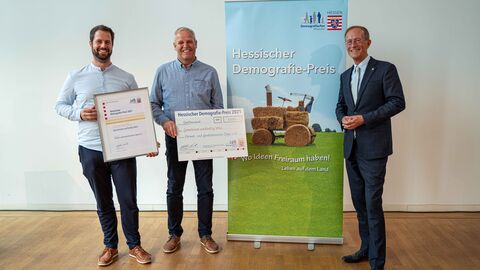 Staatsminister Axel Wintermeyer (rechts) ehrt Marco Hanke (links) und Arnold Will vom Heimat- und Geschichtsverein Silges. Staatsminister Axel Wintermeyer (rechts) ehrt Marco Hanke (links) und Arnold Will vom Heimat- und Geschichtsverein Silges.