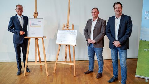 Staatsminister Axel Wintermeyer (links) ehrt Guido Thoma (rechts) und Gregor Kuwal von der „BARock-AG“. Staatsminister Axel Wintermeyer (links) ehrt Guido Thoma (rechts) und Gregor Kuwal von der „BARock-AG“.