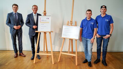 Staatsminister Axel Wintermeyer (2.v.l.) ehrt Vincent Koch und Ali Felsberg (rechts) vom Projekt „AlmerodeLIVE“. Staatsminister Axel Wintermeyer (2.v.l.) ehrt Vincent Koch und Ali Felsberg (rechts) vom Projekt „AlmerodeLIVE“.