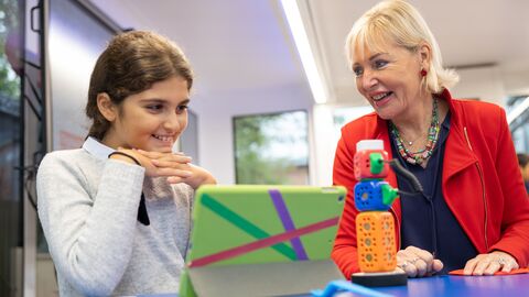 Digitalministerin Sinemus beim Start der DigitalTruck-Tour an Grundschulen Digitalministerin Sinemus beim Start der DigitalTruck-Tour an Grundschulen