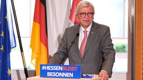 Ministerpräsident Bouffier bei einer Pressekonferenz Ministerpräsident Bouffier bei einer Pressekonferenz