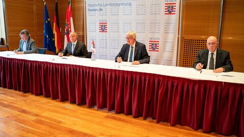 Der Hessische Ministerpräsident Volker Bouffier hat heute, gemeinsam mit den Vertretern der Jüdischen Gemeinden in Hessen, den Staatsvertrag um weitere fünf Jahre bis 2026 verlängert. (v.l.n.r.: Marc Grünbaum (Jüdische Gemeinde Frankfurt), Harry Schnabel (Jüdische Gemeinde Frankfurt), Ministerpräsident Volker Bouffier, Dr. Jacob Gutmark (Landesverband Jüdischer Gemeinden in Hessen)) 