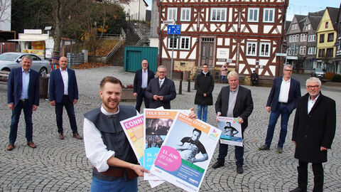 Freuen sich auf den Hessentag 2022: Felix Hofmann (im Vordergrund), Sieghard Thomas, Stephan Pittner (Geschäftsführung CLOOS), Andreas Rompf (Fachdienst Öffentlichkeitsarbeit), Bürgermeister Mario Schramm, Sonja Waldschmidt (Fachdienst Öffentlichkeitsarbeit), Ausschuss-Vorsitzender Matthias Hain, Hessentagsbeauftragter Oliver Thielmann und der Stadtverordnetenvorsteher Bernd Seipel (von links).  Freuen sich auf den Hessentag 2022: Felix Hofmann (im Vordergrund), Sieghard Thomas, Stephan Pittner (Geschäftsführung CLOOS), Andreas Rompf (Fachdienst Öffentlichkeitsarbeit), Bürgermeister Mario Schramm, Sonja Waldschmidt (Fachdienst Öffentlichkeitsarbeit), Ausschuss-Vorsitzender Matthias Hain, Hessentagsbeauftragter Oliver Thielmann und der Stadtverordnetenvorsteher Bernd Seipel (von links).