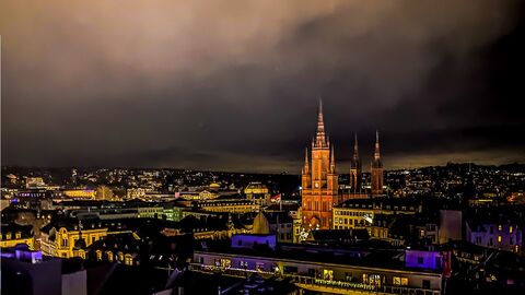 Ein Blick über Wiesbaden mit der Marktkirche. Ein Blick über Wiesbaden mit der Marktkirche.