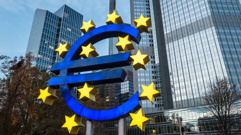 Das Euro-Symbol als Kunstwerk im Frankfurter Bankenviertel. Vor 20 Jahren, am 1. Januar 2002, wurde der Euro eingeführt.  Das Euro-Symbol als Kunstwerk im Frankfurter Bankenviertel. Vor 20 Jahren, am 1. Januar 2002, wurde der Euro eingeführt.