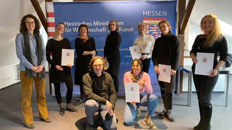 Kunst- und Kulturministerin Angela Dorn (l) mit den Stipendiatinnen und den Jurymitgliedern Eva-Claudia Scholtz (3.v.l.), Geschäftsführerin der Hessischen Kulturstiftung, Carola Reul (4.v.l.), Geschäftsführerin der Jungen Deutschen Philharmonie, und Dr. Philipp Schulte (vorne links), Geschäftsführer der Hessischen Theaterakademie.