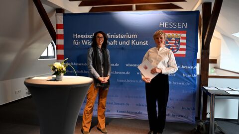 Kunst- und Kulturministerin Angela Dorn (l) mit Haupt-Stipendiatin Maria Loboda Kunst- und Kulturministerin Angela Dorn (l) mit Haupt-Stipendiatin Maria Loboda