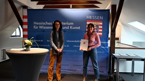 Kunst- und Kulturministerin Angela Dorn (l) mit Haupt-Stipendiatin Joana Tischkau Kunst- und Kulturministerin Angela Dorn (l) mit Haupt-Stipendiatin Joana Tischkau