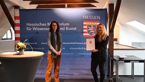 Kunst- und Kulturministerin Angela Dorn (l) mit Nachwuchs-Stipendiatin Olga Zaitseva-Herz Kunst- und Kulturministerin Angela Dorn (l) mit Nachwuchs-Stipendiatin Olga Zaitseva-Herz