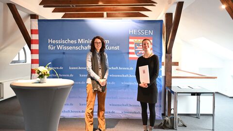 Kunst- und Kulturministerin Angela Dorn (l) mit Nachwuchs-Stipendiatin Marie Schwesinger Kunst- und Kulturministerin Angela Dorn (l) mit Nachwuchs-Stipendiatin Marie Schwesinger