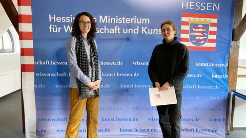 Kunst- und Kulturministerin Angela Dorn (l) mit Nachwuchs-Stipendiatin Pia Ferm Kunst- und Kulturministerin Angela Dorn (l) mit Nachwuchs-Stipendiatin Pia Ferm
