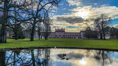 Eines der bedeutendsten Barockschlösser am Rhein: das Schloss im Wiesbadener Stadtteil Biebrich. 