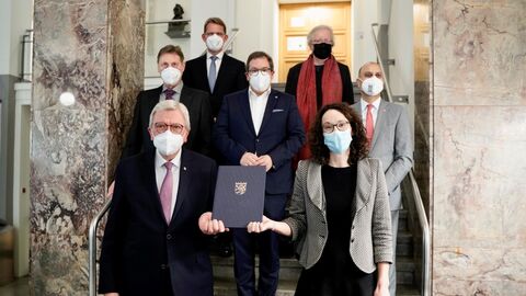 Ministerpräsident Bouffier und Wissenschaftsministerin Angela Dorn mit den Vertragspartnern des UKGM Ministerpräsident Bouffier und Wissenschaftsministerin Angela Dorn mit den Vertragspartnern des UKGM