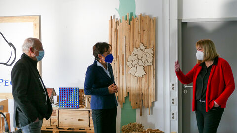 Europaministerin Lucia Puttrich im Gespräch mit Heidi Nitschke (Geschäftsführerin) und Stephan Kunz (pädagogische Leitung) des Projektes VAMOS in Friedberg